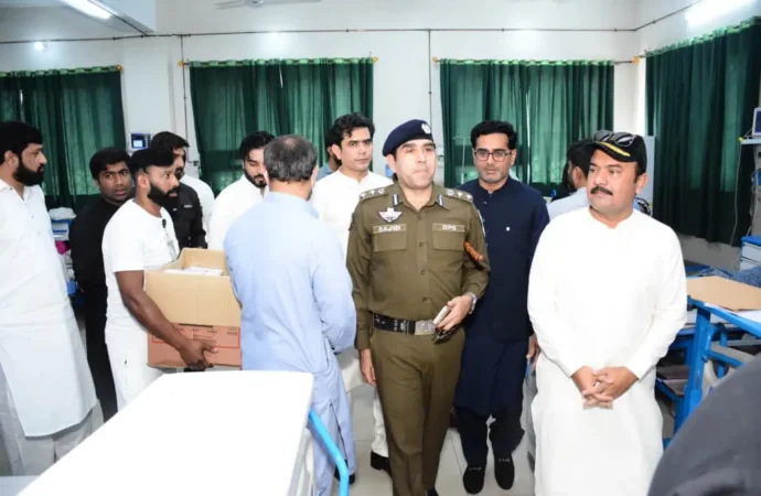 عیدالاضحیٰ کے پرمسرت موقع پر ڈی پی او ساجد حسین نے ڈی سی علی اکبر بھنڈر کے ہمراہ ڈسٹرکٹ ہیڈکوارٹر (ڈی ایچ کیو) ہسپتال جھنگ کا دورہ کیا