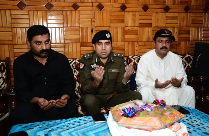 ڈی پی او جھنگ ساجد حسین کا ڈپٹی کمشنر علی اکبر بھنڈر کے ہمراہ عیدالاضحیٰ کے موقع پر شہدائے پولیس کے گھرانوں کا دورہ، اہلخانہ سے ملاقات، عید کے تحائف تقسیم