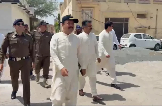 عیدالاضحیٰ پر صفائی آپریشن تیز، ڈپٹی کمشنر اور ڈی پی او کا مختلف علاقوں کا دورہ،ڈپٹی کمشنر نے ستھرا پنجاب کے ورکرز کے ساتھ کھانا بھی کھایا