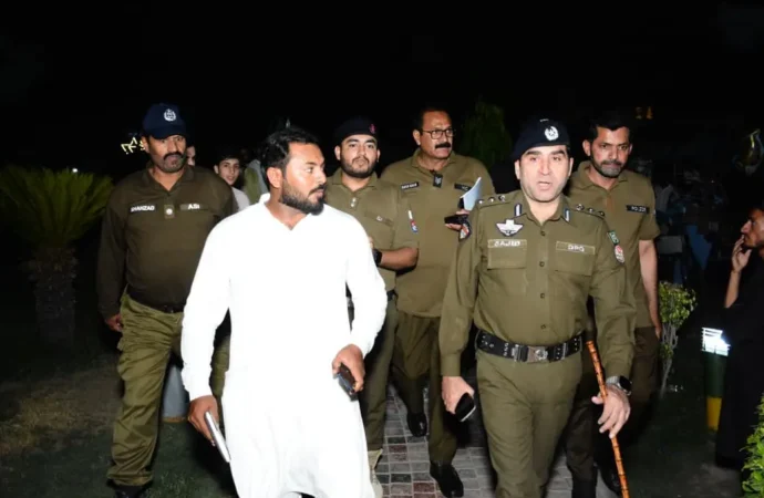عیدالاضحیٰ کا دوسرا روز، شہریوں کے تحفظ کیلئے جھنگ پولیس ہائی الرٹ،ڈی پی او جھنگ ساجد حسین سکیورٹی مانیٹرنگ کیلئے فیلڈ میں متحرک