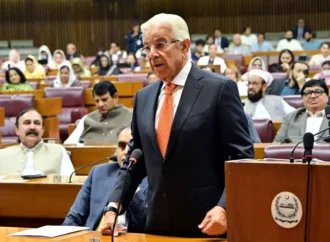وزیرِ دفاع کی پاکستان تحریک انصاف کو میثاقِ جمہوریت پر دستخط کرنے کی دعوت