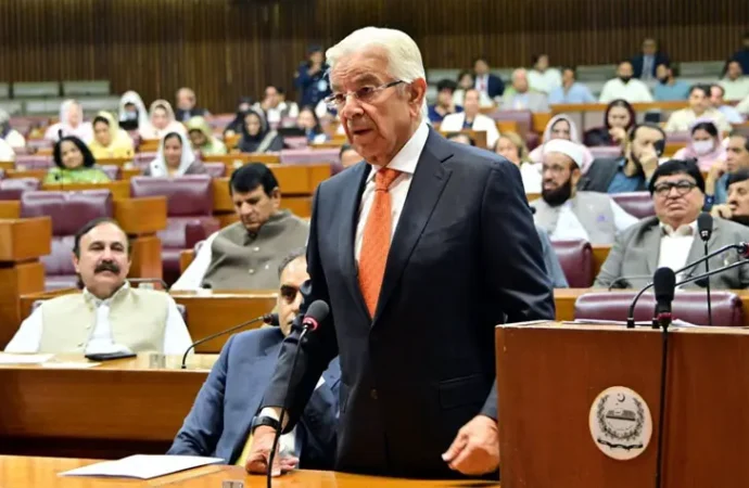 وزیرِ دفاع کی پاکستان تحریک انصاف کو میثاقِ جمہوریت پر دستخط کرنے کی دعوت