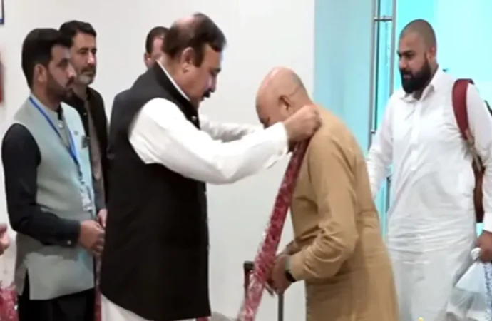 پہلی حج پرواز370حجاج کرام کو لے کراسلام آباد پہنچ گئی
