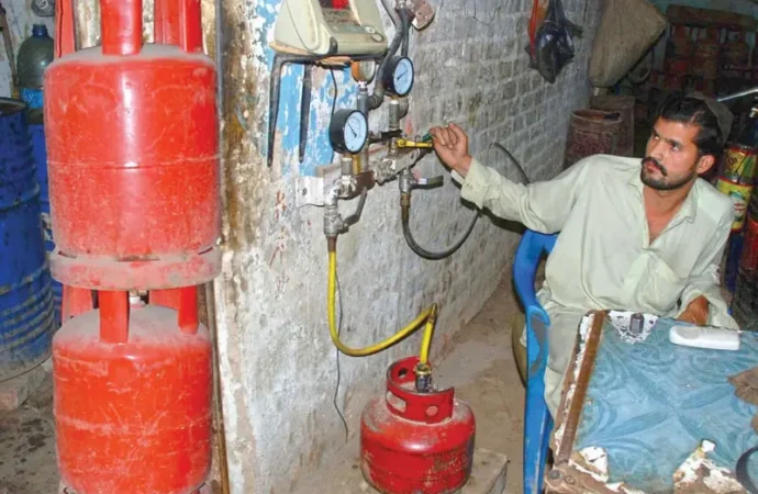 جھنگ میں ایل پی جی کی قیمتیں بے قابو، کئی علاقوں میں فی کلو نرخ 500 روپے سے تجاوز، شہری پریشان، انتظامیہ سے فوری نوٹس کا مطالبہ
