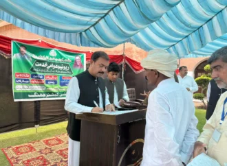 ڈپٹی کمشنر علی اکبر بھنڈر نے ریونیو عوامی خدمت سروسز کے پہلے روز شہریوں کی جانب سے موصول ہونے والی درخواستوں کی سماعت کی