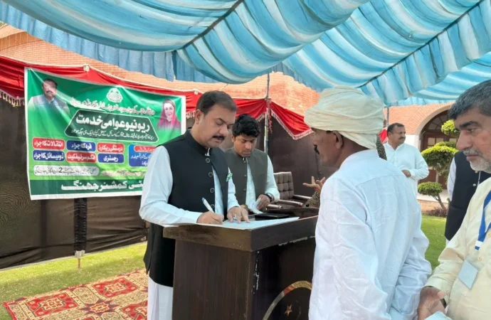 ڈپٹی کمشنر علی اکبر بھنڈر نے ریونیو عوامی خدمت سروسز کے پہلے روز شہریوں کی جانب سے موصول ہونے والی درخواستوں کی سماعت کی