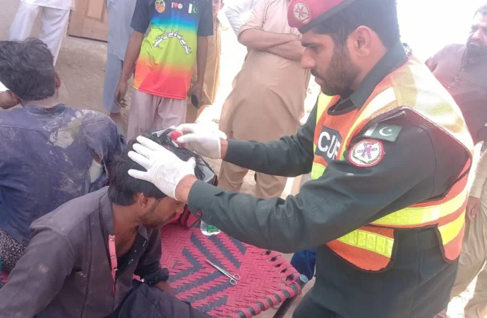 جھنگ میں دو مختلف حادثات؛ تیز رفتار کار ڈیویڈر سے ٹکرا گئی، ایک شخص جاں بحق، تعمیراتی کام کے دوران گرنے سے دو مزدور زخمی