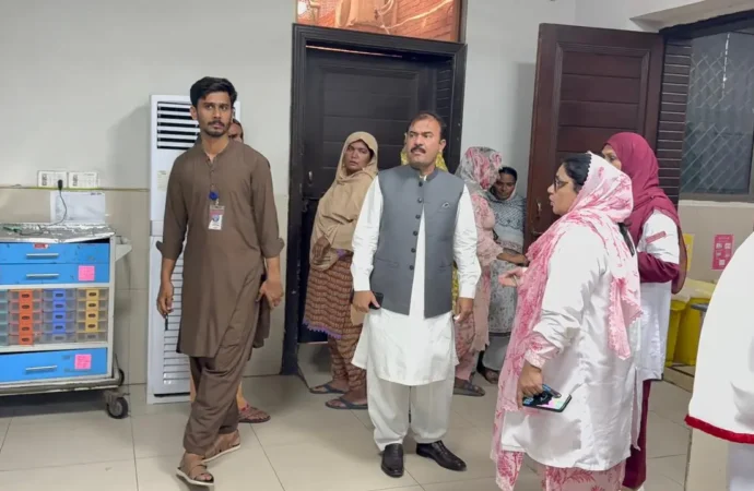 ڈپٹی کمشنر علی اکبر بھنڈر کا ڈی ایچ کیو ہسپتال کا اچانک دورہ، طبی سہولیات کا تفصیلی جائزہ