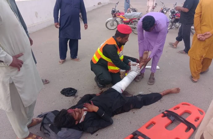 جھنگ میں ٹریفک حادثات، 16 افراد زخمی؛ اوور اسپیڈنگ اور ڈرائیور کو نیند آنے کے باعث حادثات پیش آئے