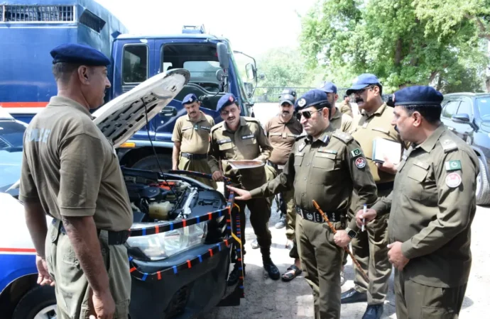 محرم الحرام کے پرامن انعقاد کیلئے وسائل کی بہتری کا عمل تیز، ڈی پی او جھنگ ساجد حسین کی جانب سے سرکاری گاڑیوں کا تفصیلی معائنہ