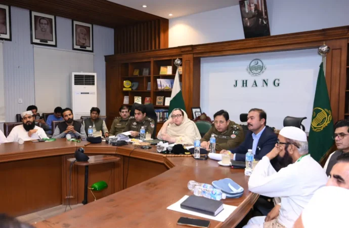 عشرہ محرم کے انتظامات کا جائزہ لینے کے لئے کمشنر فیصل آباد مسرت جبیں نے آرپی او سہیل اختر سکھیرا کے ہمراہ ضلع جھنگ کا دورہ کیا