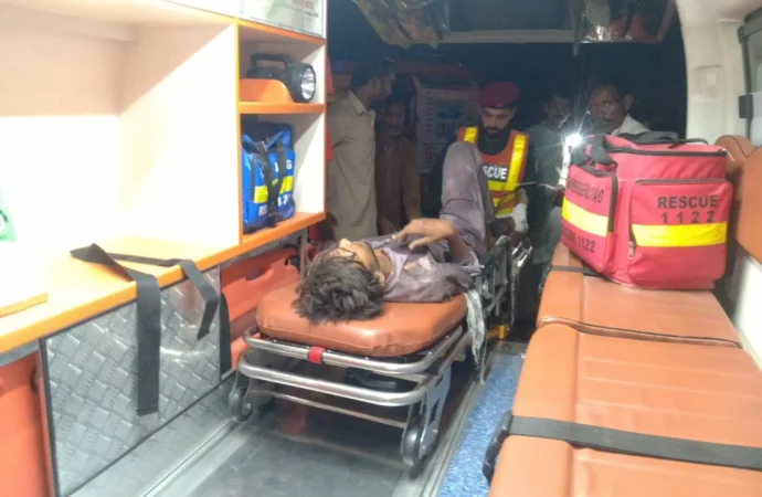 جھنگ میں واردات، گھریلو جھگڑے اور ٹریفک حادثات؛ 8 افراد زخمی، ایک شہری کو نشہ آور چیز کھلا کر لوٹ لیا گیا،ریسکیو