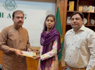 اقلیتی برادریوں کی فلاح و بہبود اور تعلیمی ترقی کے لیے جاری اقدامات کے تحت مسیحی برادری کے مستحق اور ہونہار طلبہ و طالبات میں تعلیمی وظائف (سکالرشپ) کے چیکس تقسیم کئے گئے