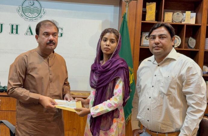 اقلیتی برادریوں کی فلاح و بہبود اور تعلیمی ترقی کے لیے جاری اقدامات کے تحت مسیحی برادری کے مستحق اور ہونہار طلبہ و طالبات میں تعلیمی وظائف (سکالرشپ) کے چیکس تقسیم کئے گئے