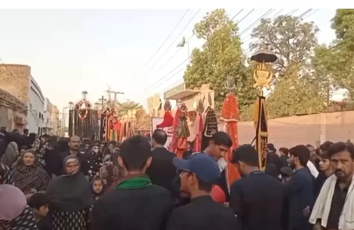 جھنگ میں 7 محرم الحرام کا مرکزی علم و ذوالجناح جلوس امام بارگاہ قدیمی پر پہنچ کر اختتام پذیر، جلوس کے لئے سیکورٹی کے سخت انتظامات کئے گئے