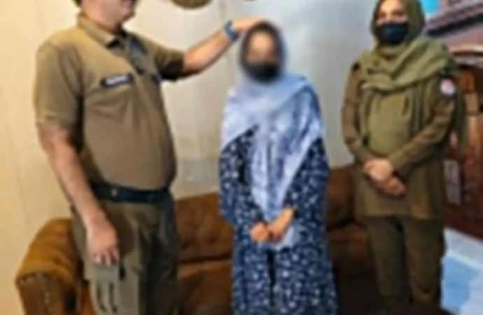 جھنگ پولیس کی بروقت کارروائی، مبینہ اغواء ہونے والی 18 سالہ طالبہ بازیاب، ملزمان کی گرفتاری کے لیے چھاپے جاری