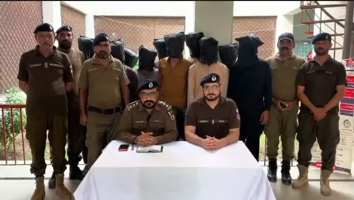 جھنگ میں جرائم پیشہ عناصر کے خلاف بڑی کارروائی، 4 کریمنل گینگز کے 10 ملزمان گرفتار، 60 لاکھ روپے سے زائد کا مسروقہ مال برآمد