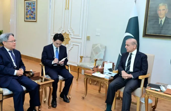 پاکستان، چین کے ساتھ ہمہ جہت تزویراتی تعاون پر مبنی شراکت داری کے لیے پُرعزم ہے، وزیراعظم