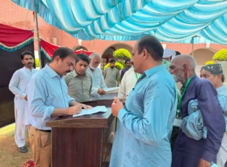 ڈپٹی کمشنر علی اکبر بھنڈر نے ریونیو عوامی خدمت سروسز کے پہلے روز شہریوں کی جانب سے موصول ہونے والی درخواستوں کی سماعت کی