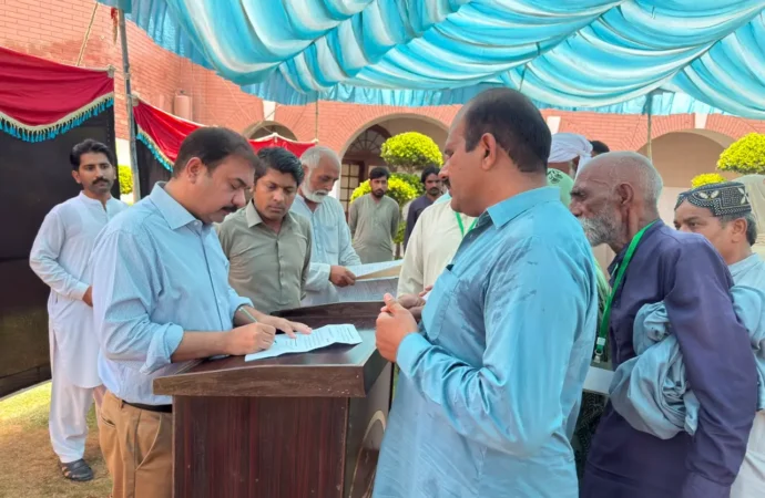 ڈپٹی کمشنر علی اکبر بھنڈر نے ریونیو عوامی خدمت سروسز کے پہلے روز شہریوں کی جانب سے موصول ہونے والی درخواستوں کی سماعت کی