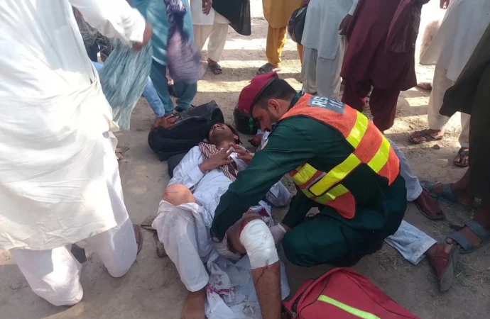 جھنگ میں ٹریفک حادثہ، کنویں میں گرنے اور کرنٹ لگنے کے تین مختلف واقعات؛ خاتون جاں بحق، تین افراد زخمی، ذہنی معذور شخص کو بحفاظت نکال لیا گیا,ریسکیو