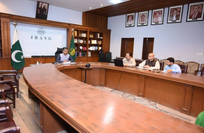 ڈپٹی کمشنر کی ہدایات پر ایڈیشنل ڈپٹی کمشنر جنرل عامر محمود نے ضلعی محکموں کے افسران کے ساتھ بذریعہ ویڈیو لنک جائزہ اجلاس