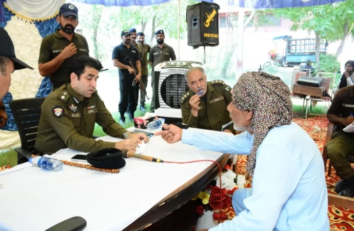 ڈی پی او جھنگ ساجد حسین کی تھانہ مسن اور قادرپور میں کھلی کچہریاں، 45 شہریوں کے مسائل سنے، فوری احکامات جاری، جرائم پیشہ عناصر کے خلاف کریک ڈاؤن مزید مؤثر بنانے کا اعلان