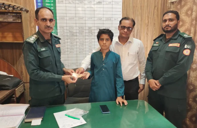 ریسکیو نے ایمانداری کی ایک اور مثال قائم کر دی،ٹریفک حادثے میں زخمی بچے کے لواحقین کو 2 لاکھ روپے کی رقم وآپس کردی