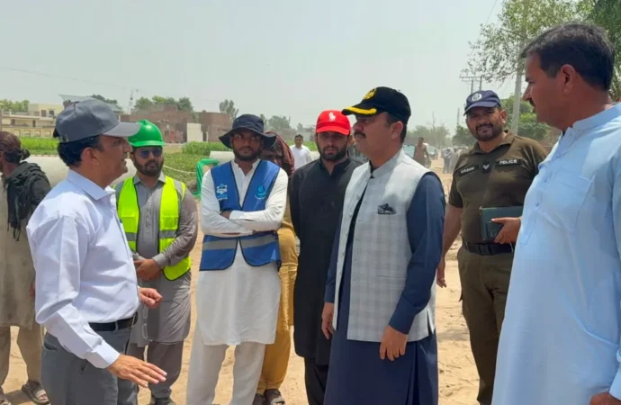 ڈپٹی کمشنر علی اکبر بھنڈر نے شہر میں جاری سیوریج بحالی منصوبوں کا تفصیلی جائزہ لینے کے لیے مختلف مقامات کا دورہ کیا