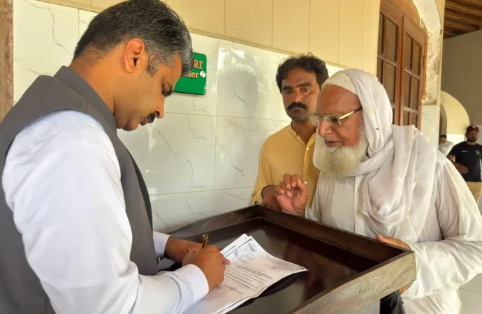 ایڈیشنل ڈپٹی کمشنر جنرل عامر محمود نے اوپن ڈور پالیسی کے تحت شہریوں سے ملاقات کی اور سائلین نے اپنے مسائل اور شکایات پیش کیں