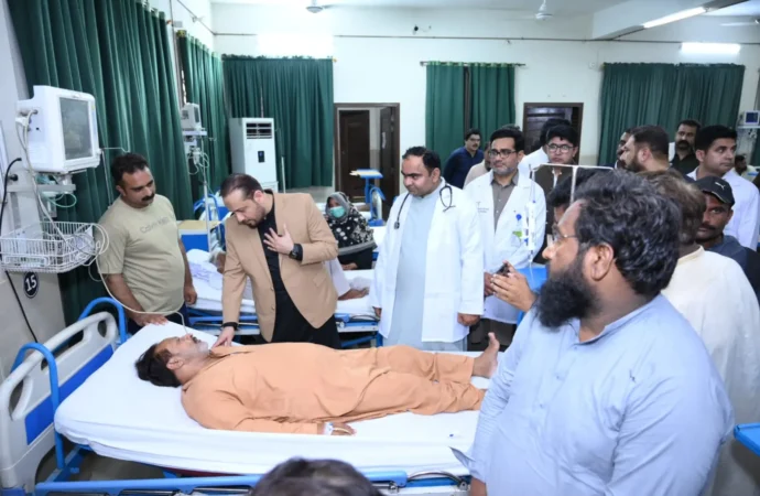 صوبائی وزیرِ صحت و آبادی خواجہ عمران نذیر نے ڈسٹرکٹ ہیڈکوارٹر ہسپتال جھنگ کا دورہ کیا