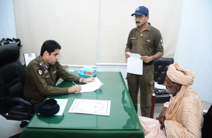 ڈی پی او جھنگ کی تھانہ کوتوالی اور صدر میں کھلی کچہریاں، 47 شہریوں کی شکایات پر فوری احکامات، جرائم پیشہ عناصر کے خلاف کریک ڈاؤن مزید مؤثر بنانے کا اعلان