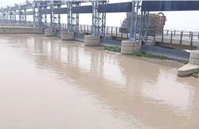 دریائے چناب میں پانی کی سطح مسلسل بلند، ہیڈ تریموں پر انتظامیہ ہائی الرٹ؛ ممکنہ سیلاب سے نمٹنے کے لیے تمام تیاریاں مکمل
