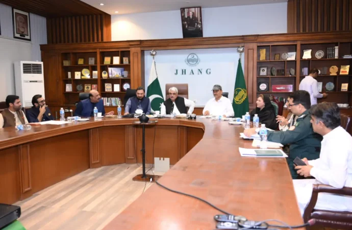صوبائی وزیر صحت و چیئرمین کابینہ کمیٹی برائے ڈیزاسٹر مینجمنٹ خواجہ سلمان رفیق نے جھنگ کا دورہ کیا،مکمنہ سیلابی صورتحال پر بریفنگ لی