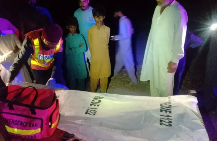 جھنگ میں دو افسوسناک حادثات: موٹرسائیکل سوار جاں بحق، زیرِ تعمیر مکان کی چھت گرنے سے دو مزدور زخمی