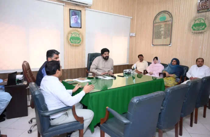 ڈپٹی کمشنر بابر صاحب دین کی زیر صدارت ایجوکیشن کمپلیکس میں محکمہ تعلیم کی کارکردگی کا جائزہ لینے کے حوالے سے میٹنگ کا انعقاد