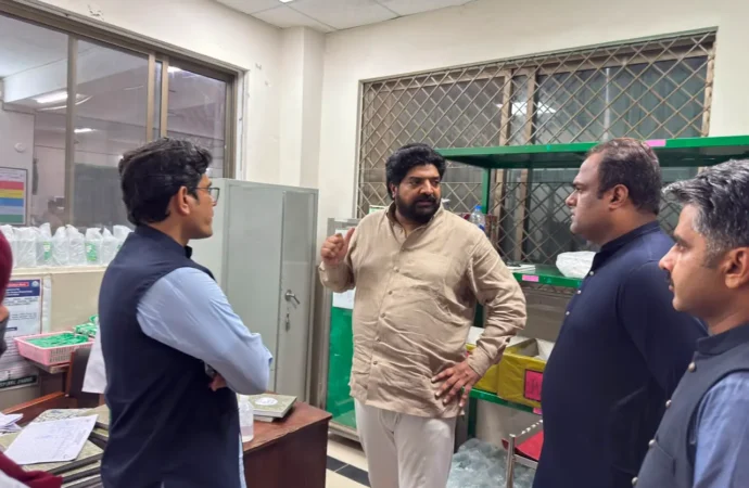 ڈپٹی کمشنر بابر صاحب دین نے رات گئے ڈسٹرکٹ ہیڈ کوارٹر ہسپتال کا اچانک دورہ کیا
