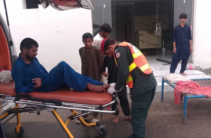 جھنگ میں دو مختلف حادثات، رکشہ الٹنے اور کچے مکان کی چھت گرنے سے 6 افراد زخمی,ریسکیو