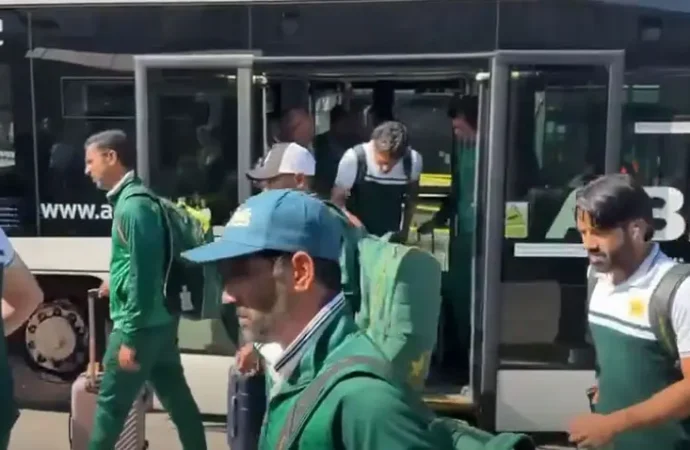 قومی ٹیسٹ سکواڈ 3 ٹیسٹ میچوں کی سیریز کھیلنے کیلئے انگلینڈ پہنچ گیا