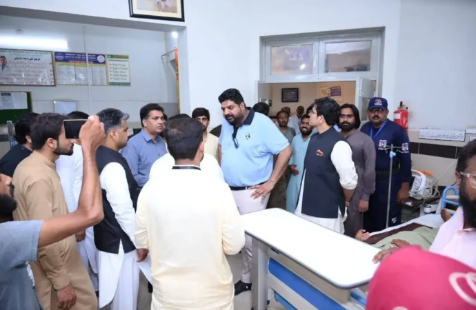 ڈپٹی کمشنر جھنگ کا احمد پور سیال کا دورہ، ٹی ایچ کیو ہسپتال میں طبی سہولیات کا جائزہ، جناح پارک میں شجرکاری