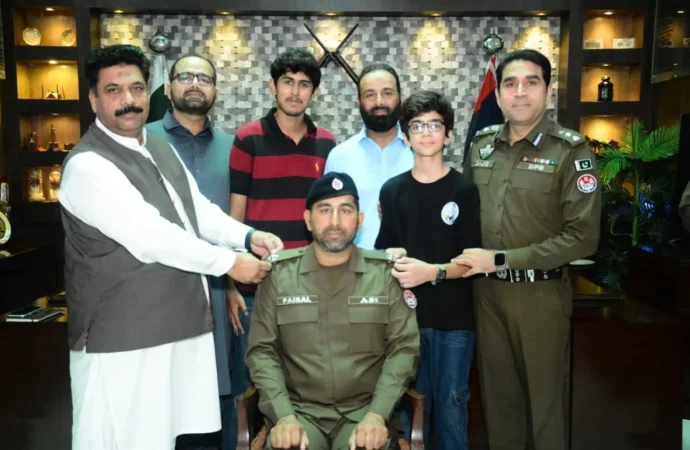 جھنگ پولیس کے 21 افسران اسسٹنٹ سب انسپکٹر کے عہدے پر ترقی، ڈی پی او ساجد حسین نے پروموشن بیجز لگا دیے