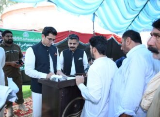 ایڈیشنل ڈپٹی کمشنر ریونیوڈاکٹر امتیاز محسن نے ریونیو عوامی خدمت سروسز کے تحت شہریوں کی درخواستوں کی خود سماعت کی
