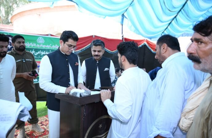 ایڈیشنل ڈپٹی کمشنر ریونیوڈاکٹر امتیاز محسن نے ریونیو عوامی خدمت سروسز کے تحت شہریوں کی درخواستوں کی خود سماعت کی