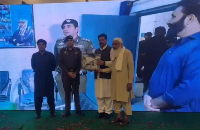 یومِ شہدائے پولیس: جھنگ پولیس کی پروقار تقریب، شہداء کو زبردست خراجِ عقیدت، اہلِ خانہ کی خدمات کے تسلسل کا عزم