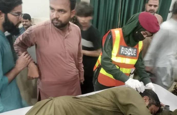 بیلہ سربانہ جھنگ روڈ شورکوٹ میں بچوں کی لڑائی پر بڑے آپس میں گتھم گتھا، 4 افراد زخمی، ریسکیو 1122 نے ہسپتال منتقل کر دیا