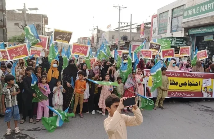 پٹرول لیوی نامنظور, جماعت اسلامی حلقہ خواتین جھنگ کی جانب سے دفتر جماعت اسلامی سے کچہری چوک تک ریلی نکالی گئی