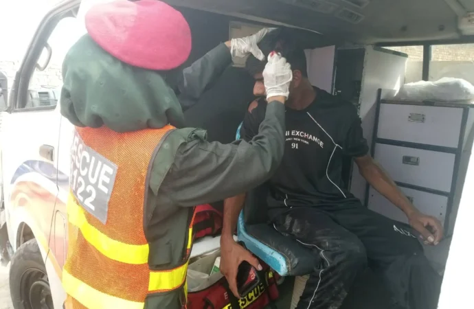 جھنگ میں ٹریفک حادثات، موٹرسائیکل سوار کی ٹکر سے 13 سالہ بچی سمیت 2 زخمی، بس اور موٹرسائیکل تصادم میں 2 نوجوان جاں بحق
