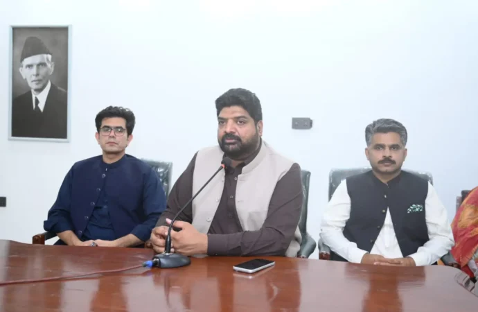 ڈپٹی کمشنر بابر صاحب دین کی ریونیو افسران و سٹاف سے تفصیلی میٹنگ