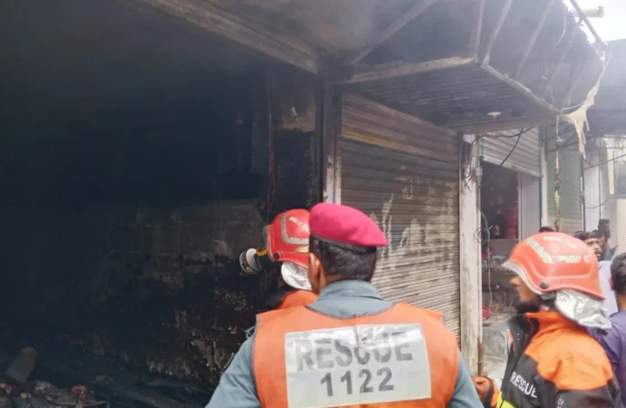 جھنگ میں کرنٹ لگنے سے 6 سالہ بچہ جاں بحق، کپڑے کی دکان میں آتشزدگی پر قابو پا لیا گیا