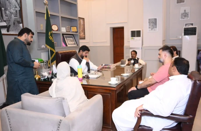 ڈپٹی کمشنربابر صاحب دین کی جانب سے اوپن ڈور پالیسی کے تحت روزانہ کی بنیاد پر شہریوں کی شکایت و مسائل کا ازالہ جاری